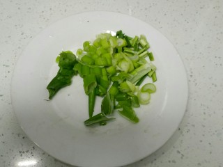 芹菜叶糊涂面,葱、蒜苗切碎。