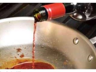牛排,煎好牛排的平底锅可直接用来做胡椒汁。
为了保证酱汁的口感，这时候可以加入一些液体，（可以是水.高汤.和一些常用的酒。）趁锅还热的时候直接加入红酒或白兰地。
