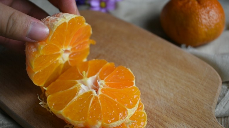 橘子慕斯蛋糕,将橘子切成一片一片的