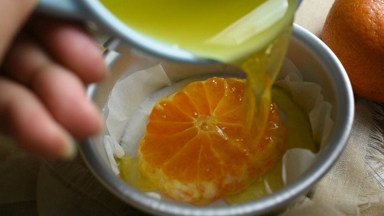 橘子慕斯蛋糕,然后将搅拌好的液体倒入模具中，倒在模具的一半的位置就好，放入冰箱冷藏至凝固