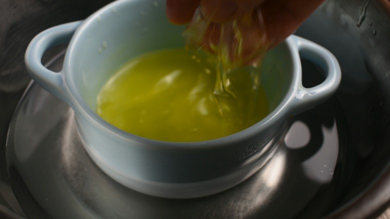 橘子慕斯蛋糕,然后将泡软的吉利丁片放入橙汁中，隔热水搅拌至吉利丁片融化