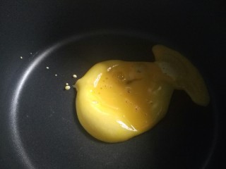 宝宝辅食，营养杂蔬炒面,蛋黄加少许清水
锅中放1.2滴橄榄油