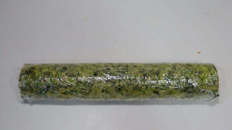 金枪鱼菠菜卷,卷完之后，用保鲜膜完全包裹起来，静置30分钟定型