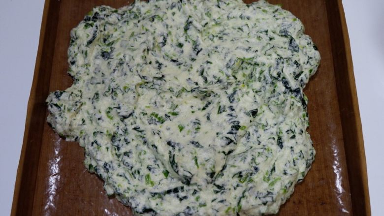 金枪鱼菠菜卷,先取1/3蛋白与菠菜混合拌匀，在将拌匀的菠菜倒回剩余的蛋白中用刮刀翻拌均匀。倒入提前铺好油纸的烤盘中。