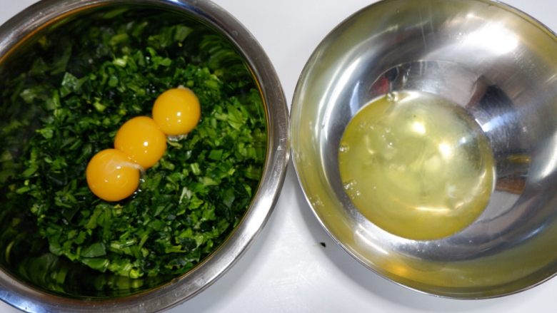 金枪鱼菠菜卷,将蛋黄和蛋白分离，蛋白放入无水无油干净的盆中，蛋黄放入上一部拧干水的菠菜中。