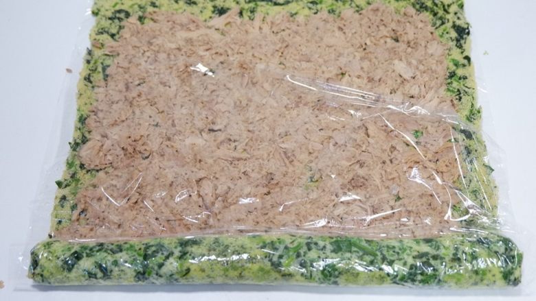 金枪鱼菠菜卷,提起保鲜膜由下向上卷起