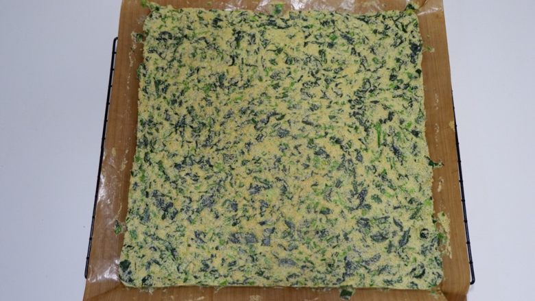 金枪鱼菠菜卷,烤好的菠菜饼，连同油布一起提出来，撕开四个边，放在烤网上晾凉