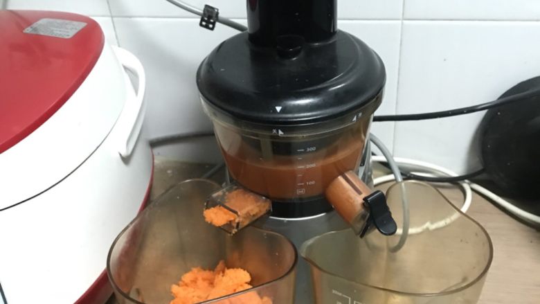 胡萝卜奶香吐司,用榨汁机榨汁。