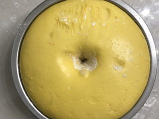 胡萝卜奶香吐司,发酵2倍大用手指沾上面粉戳洞，洞口不回缩不塌陷为一发完成。