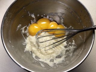 梦幻云彩蛋糕卷,把 蛋清分在一个无油无水的打蛋盆里放置一边，蛋黄分在蛋黄糊里，这里要注意的是打蛋盆必须无油无水，蛋清里不能有蛋黄进去。 鸡蛋冷藏过后蛋清和蛋黄比较容易分离，特别是炎热的夏季，也可以借助分蛋器来分，或者用一个小碗单独分，这样就算失败了一个可以另外用碗再分，分成功的倒进打蛋盆里，接着分第二个。