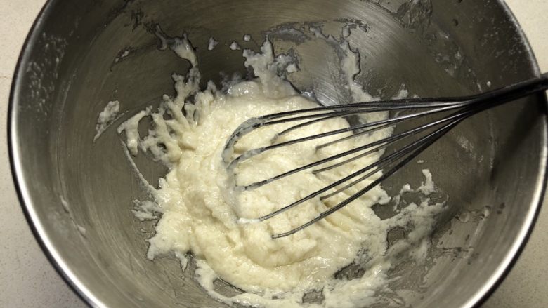 梦幻云彩蛋糕卷,筛入低粉，用手动蛋抽搅拌均匀，这里需要注意的是不要划大圆圈搅拌，这一步不需要过度搅拌会导致面糊起筋，起筋的面糊烤出来的蛋糕出炉后会回缩严重。
