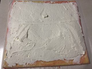 梦幻云彩蛋糕卷,把蛋糕片再倒扣过来，就是蛋糕卷的正面朝上，淡奶油铺在蛋糕片上面。 如果做正卷的就把奶油铺在反面。