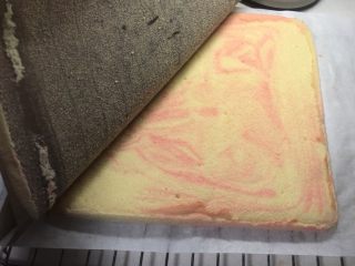 梦幻云彩蛋糕卷,准备一张油纸铺在操作台上，蛋糕温热的时候把蛋糕片倒扣在油纸上轻轻撕去油布，就出来了云彩图案的毛巾面，是不是非常简单。