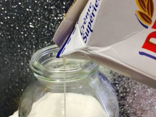 纽约芝士,将200毫升淡奶油倒入装有柠檬汁的容器中。