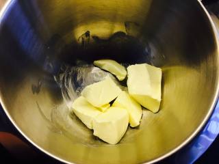 纽约芝士,奶油奶酪室温软化，加入糖，搅拌至顺滑无颗粒