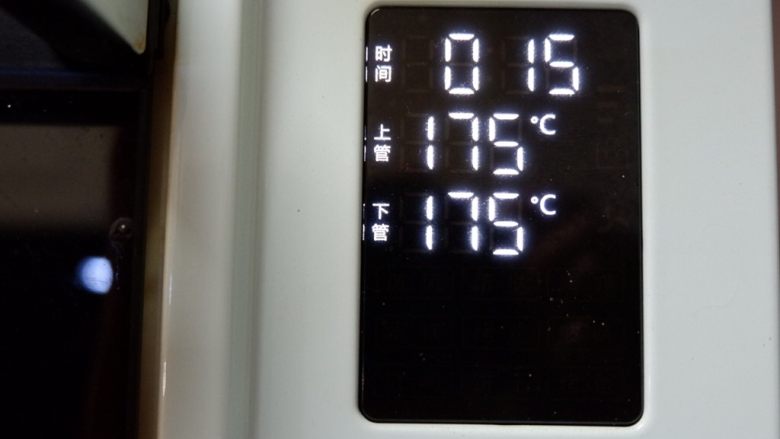 金枪鱼菠菜卷,烤箱180度预热，转175度烘烤15分钟