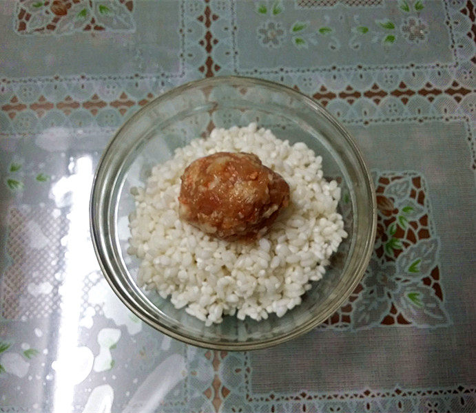 糯米珍珠丸子,放入泡好的糯米中滚一圈、使其四周均匀粘上米粒