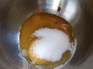 樱花🌸蛋黄小饼干,将蛋黄加入细砂糖 电动打蛋器中速打发蛋黄