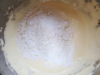 樱花🌸蛋黄小饼干,在蛋黄中加入低筋面粉或家用面粉翻拌切拌均匀