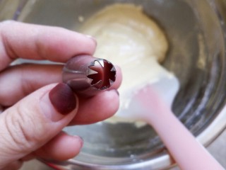 樱花🌸蛋黄小饼干,我用的是小号樱花嘴 大家也可以用其他形状裱花嘴 也可以将裱花袋剪个口 最终可以挤出形状即可