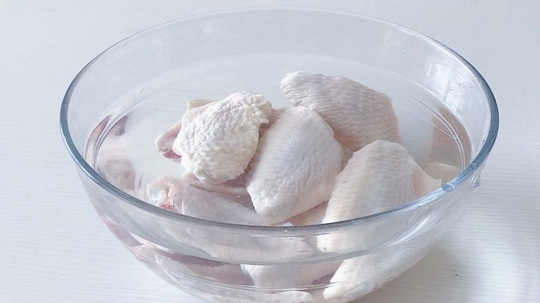 盐煎翅中,食材处理：鸡翅中加入清水浸泡半小时去血水