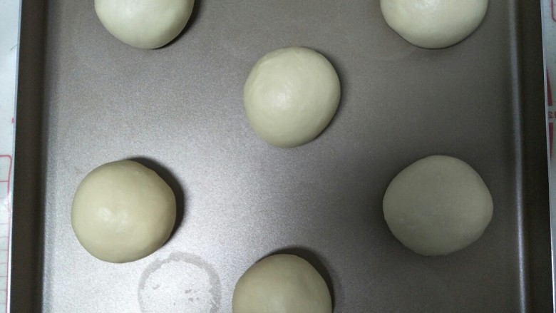 中种法汉堡胚,排气后将面团平分成6个小面团，不用松弛，直接揉圆排入烤盘中