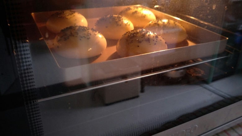 中种法汉堡胚,预热烤箱，上火180度下火165度18分钟