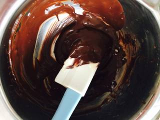 巧克力重芝士,巧克力隔水融化，加入可可粉