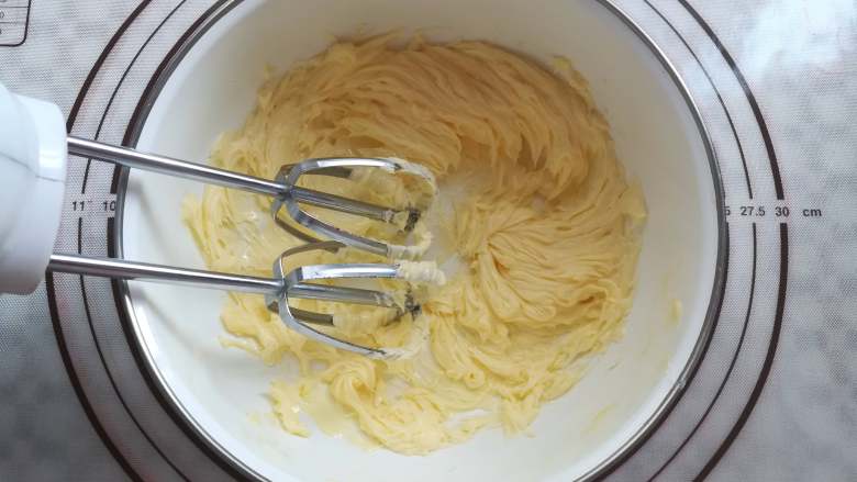 花生酥,用打蛋器把黄油打发到顺滑状态