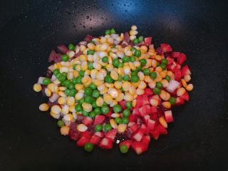 新年宴客菜-满堂彩,腊肠变透明后放入胡萝卜丁和沥干水的青豆玉米粒
