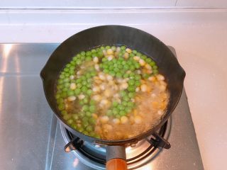 新年宴客菜-满堂彩,滴入几滴油（护色作用），放入青豆和玉米煮至浮起（约2-3分钟），这时玉米已经熟了，青豆是半熟状态