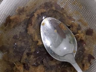 枣泥,放到晒网上过筛，底下放个碗接着枣泥，用勺子背来回压一压大枣。