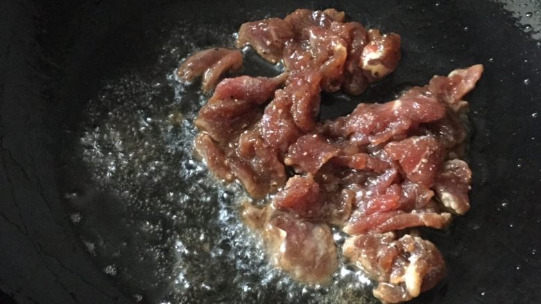 豆角炒牛肉,放腌好的牛肉
