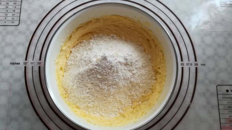 花生酥,黄油里加入低筋面粉，混合均匀