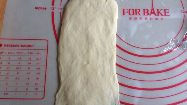 肉桂培根芝士面包卷,擀成椭圆形，下方短边擀薄