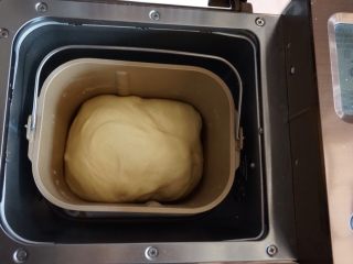 肉桂培根芝士面包卷,选择发酵 50-60分钟，我一般会在面包桶上盖一块湿润不滴水的布，这样面团表面不会发干
