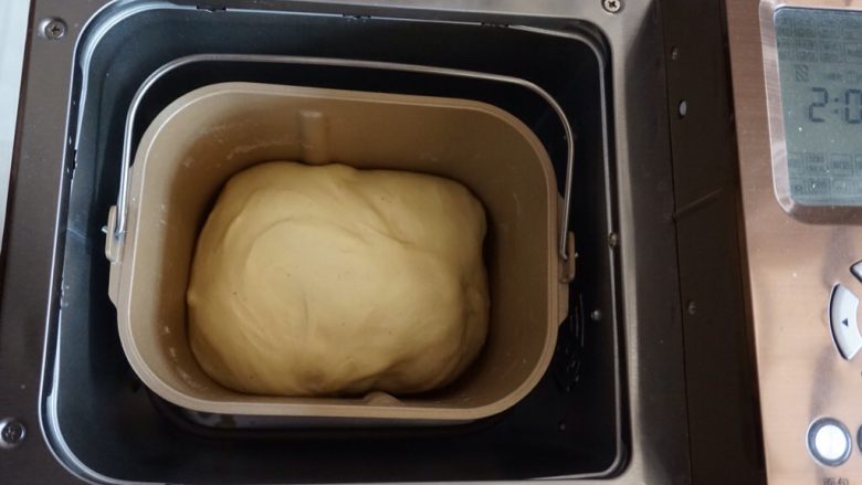 肉桂培根芝士面包卷,选择发酵 50-60分钟，我一般会在面包桶上盖一块湿润不滴水的布，这样面团表面不会发干