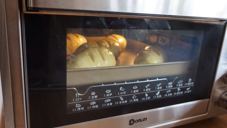 肉桂培根芝士面包卷,发酵完毕，在面包坯上涂一层蛋液，放入已经预热好上火165度，下火170度的烤箱中下层，烘烤15-17分钟