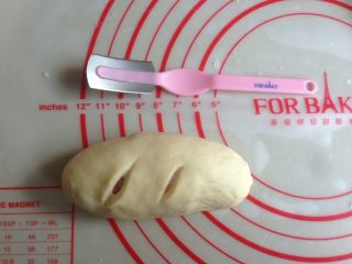 肉桂培根芝士面包卷,用面包割口刀割两刀