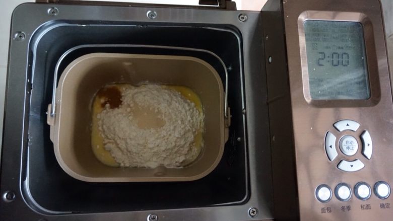肉桂培根芝士面包卷,将面包桶放入到面包机里