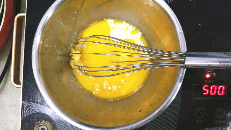 旋转木马奶油泡芙,一边加热一边搅拌，使黃油融化。