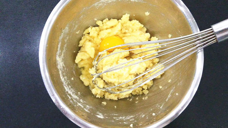 旋转木马奶油泡芙,将全蛋分两次加入搅拌均匀即可。