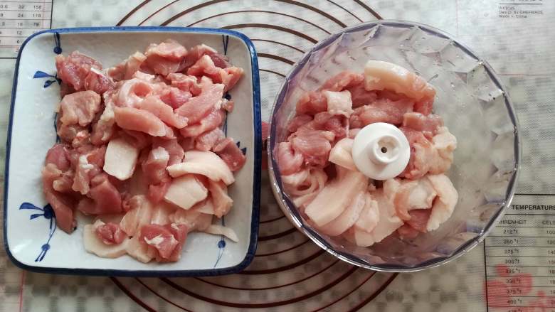 香嫩藕丸子,猪肉分2次放入绞肉机里，不要超过绞肉碗的提示线位置
