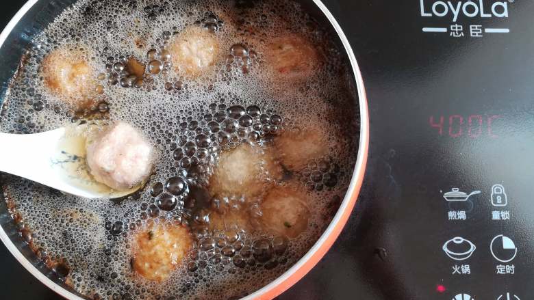 香嫩藕丸子,中火加热油，把丸子放入油锅里炸