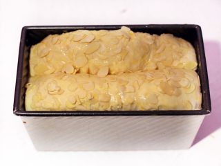 波兰种蜂蜜椰子油吐司,面团发至九分满刷蛋液撒些杏仁片