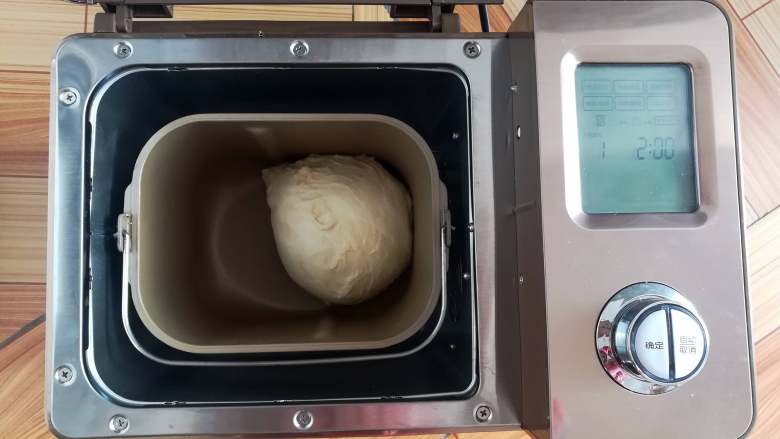 肉松芝士小土司,发酵完成后面包机自动排气