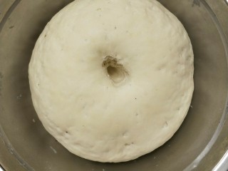 肉包子,面团发酵至两倍大，手指插进面团，面团不会收缩，就说明发酵好了
