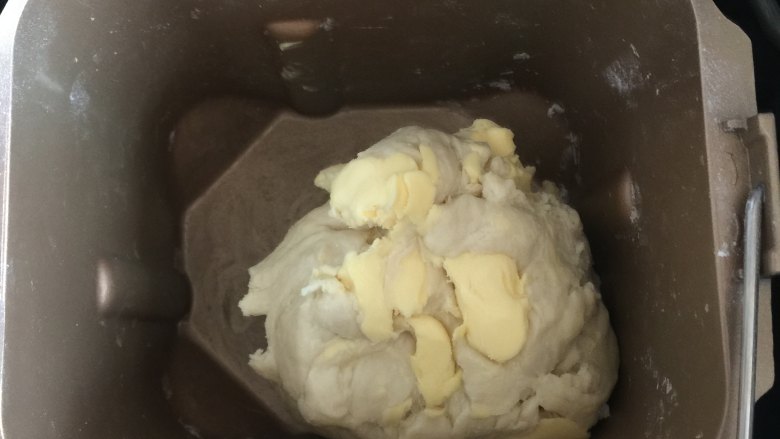 中种法汉堡胚,揉成光滑的面团后加入室温软化的黄油，继续揉至扩展阶段