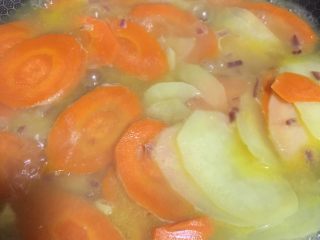 奶油胡萝卜汤,大约七八分钟煮至胡萝卜和土豆变软，关火。