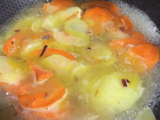 奶油胡萝卜汤,倒入鸡汤，大火烧开转中火继续煮。